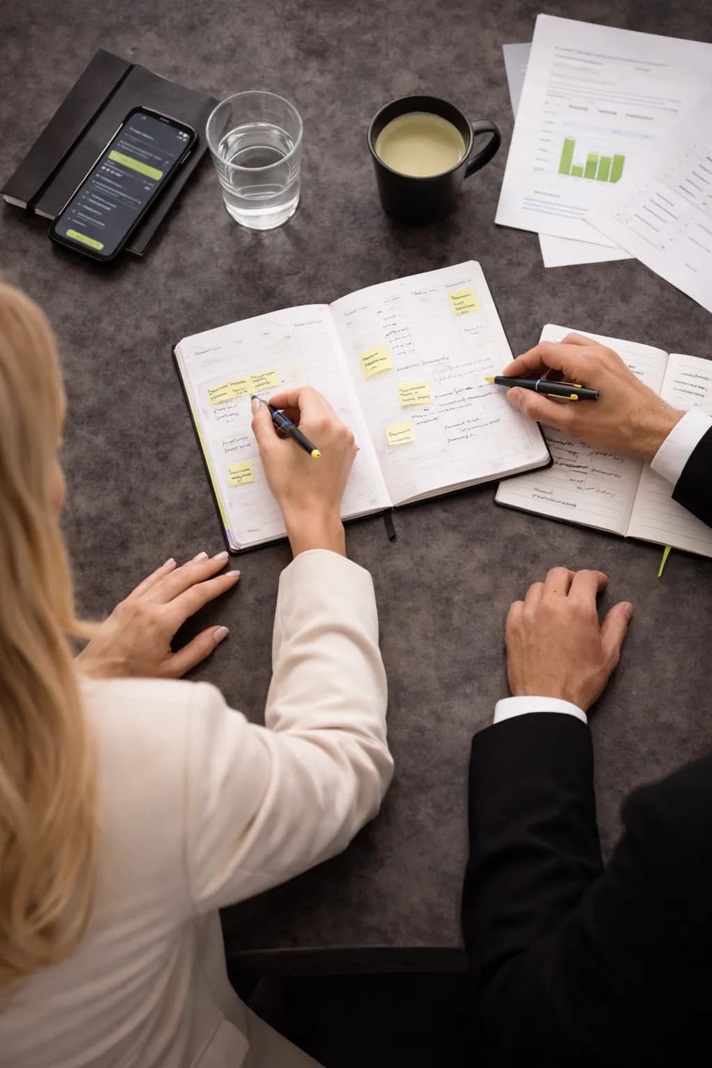 Denise und Marcus beim gemeinsamen Strategiegespräch